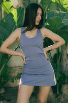 Mujer con conjunto de padel color azul - Plano medio
