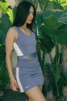 Mujer con conjunto de padel color azul - Plano lateral
