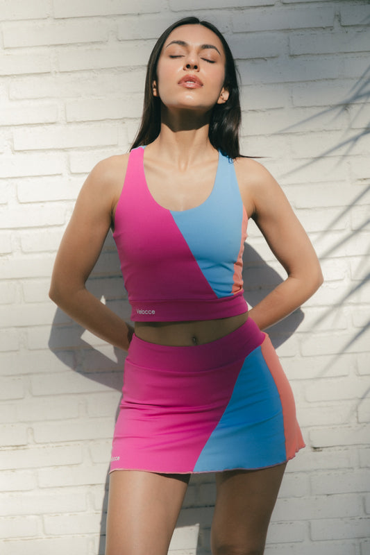 Mujer con top de padel multicolor - Plano general